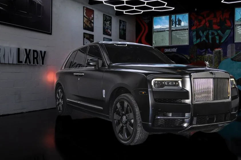Black Rolls-Royce Cullinan, front three-quarter view from the right with the Pantheon grille
