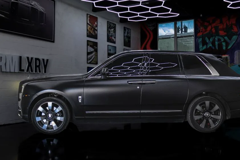 Side profile of the black Rolls-Royce Cullinan