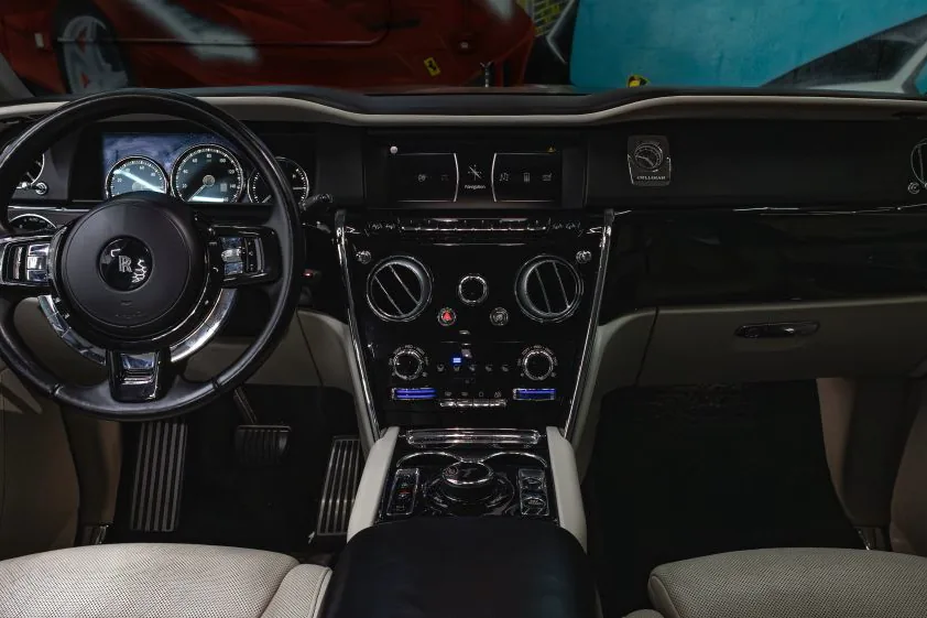 Rolls-Royce Cullinan dashboard and cream leather front seats