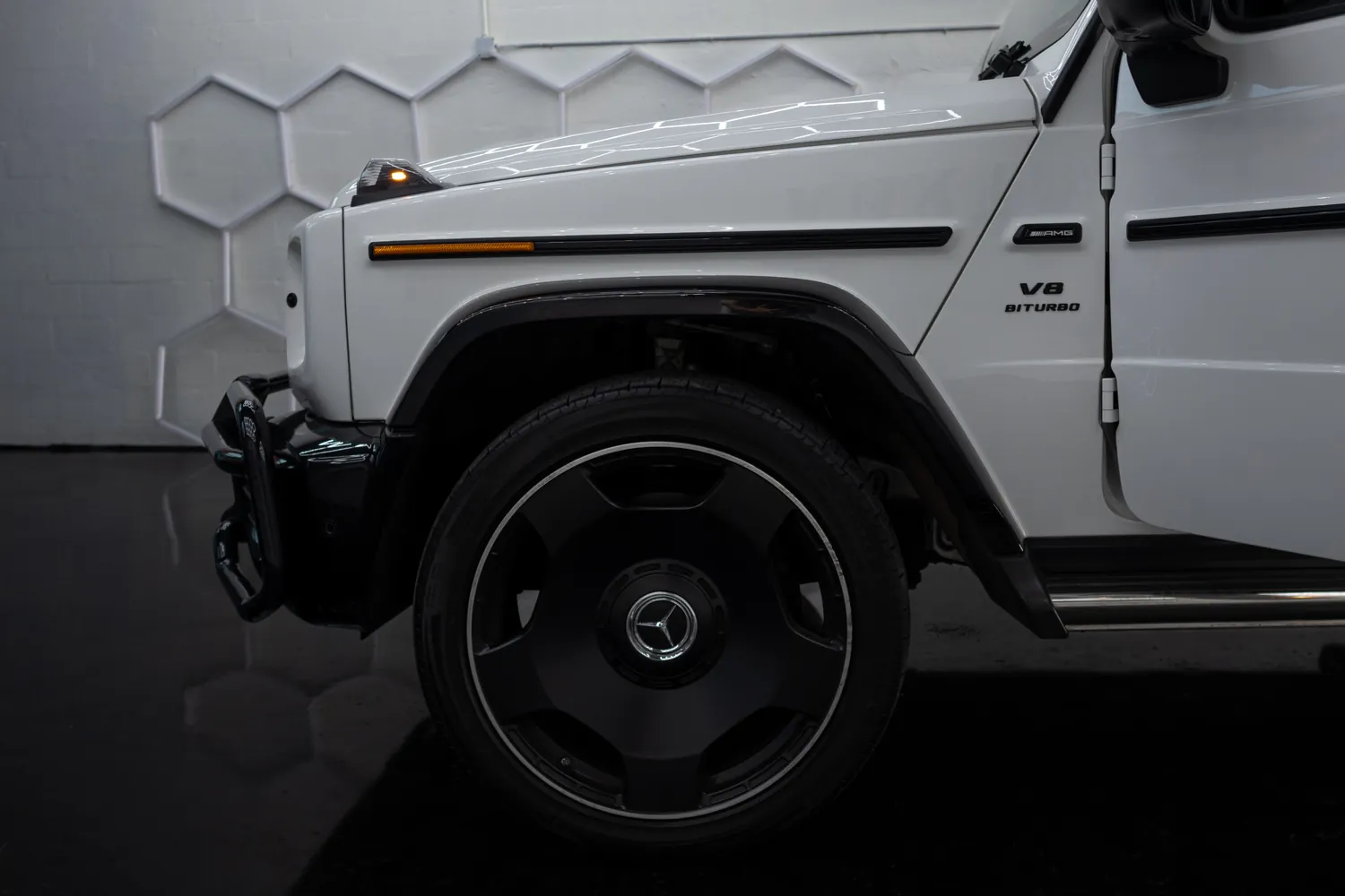 Mercedes-AMG G63 black wheel, front fender and side indicator