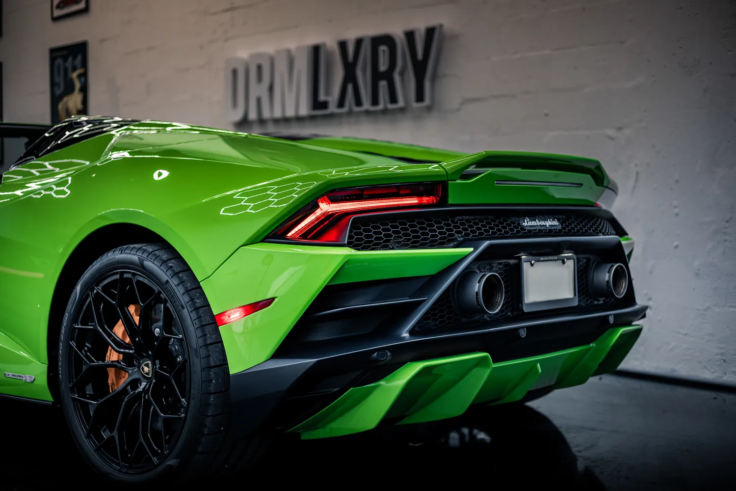 Black wheel, taillights and rear diffuser of the green Huracán EVO Spyder