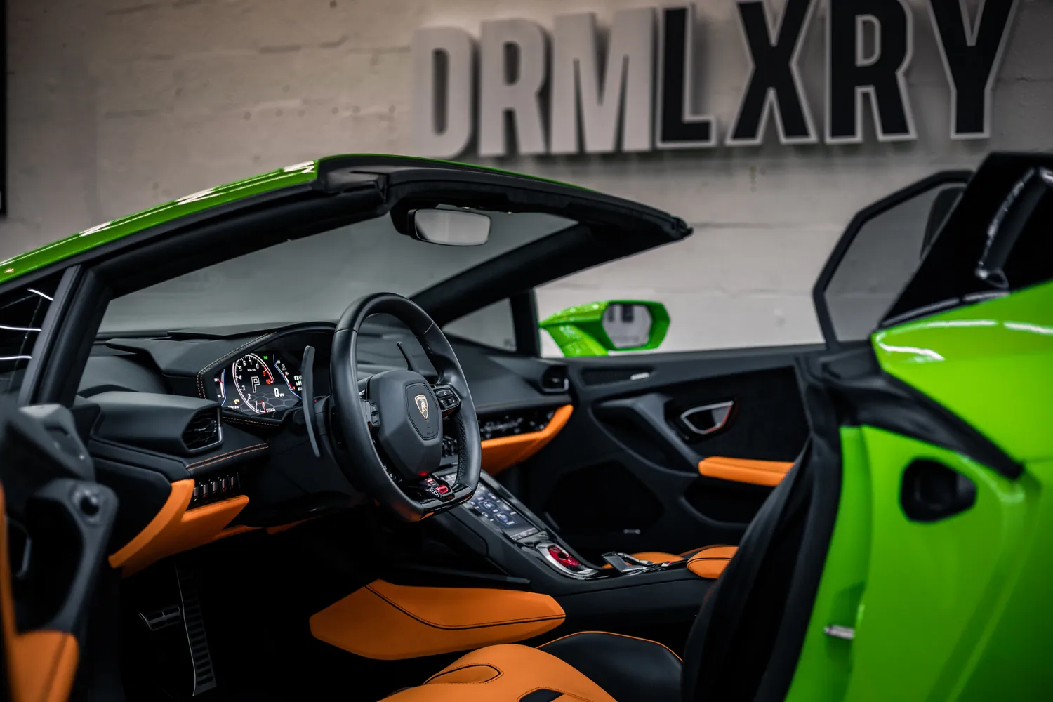Open-top cockpit of the Huracán EVO Spyder with orange and black seats