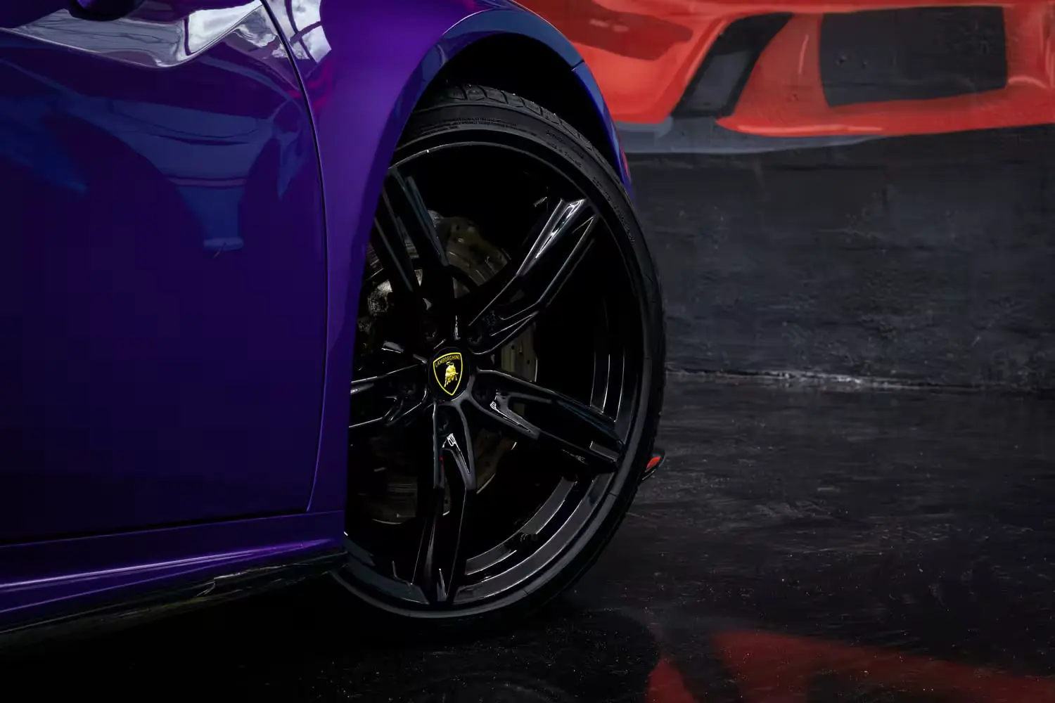 Black Lamborghini Huracán EVO wheel and purple bodywork