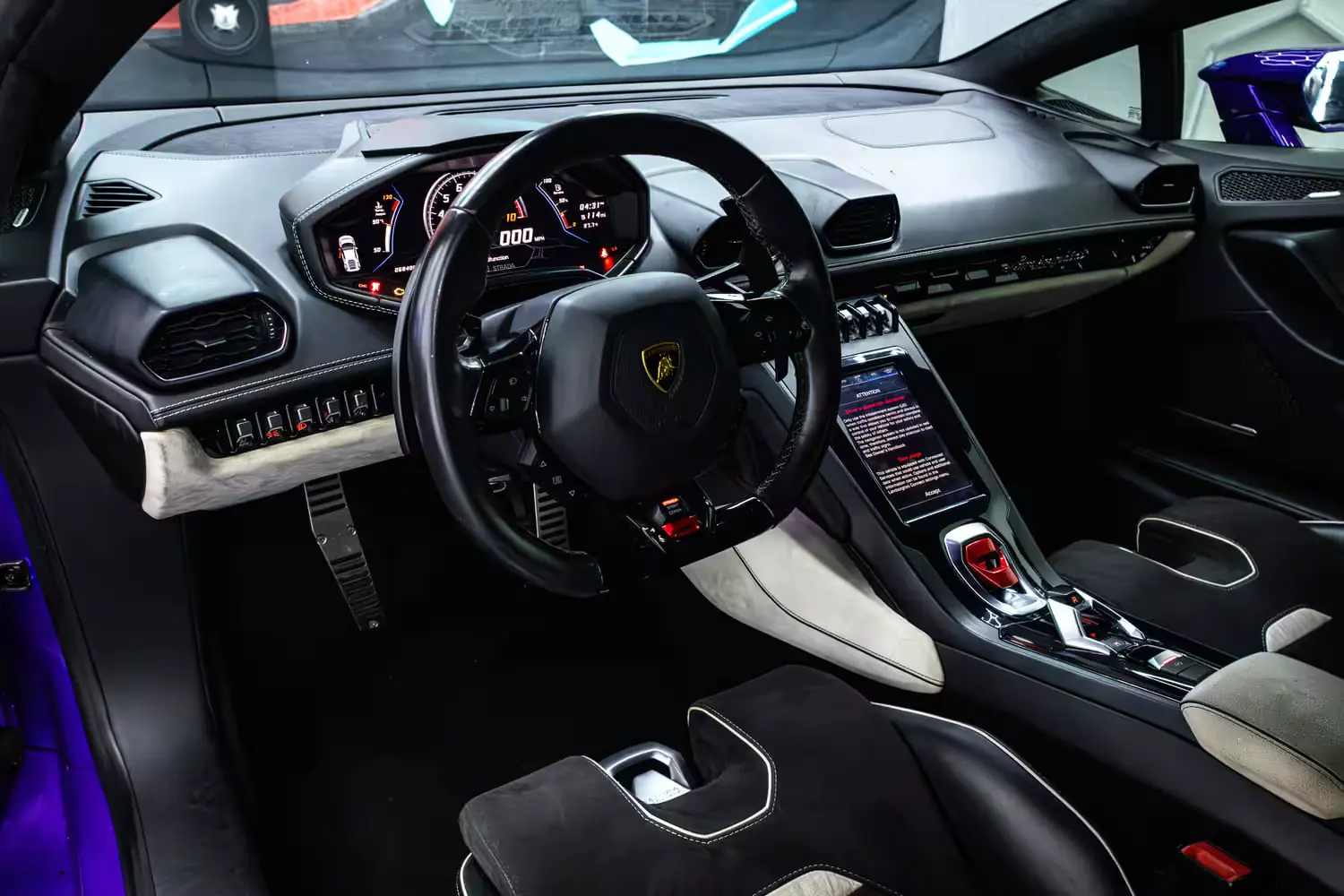 Lamborghini Huracán EVO cockpit with leather, Alcantara and touchscreen