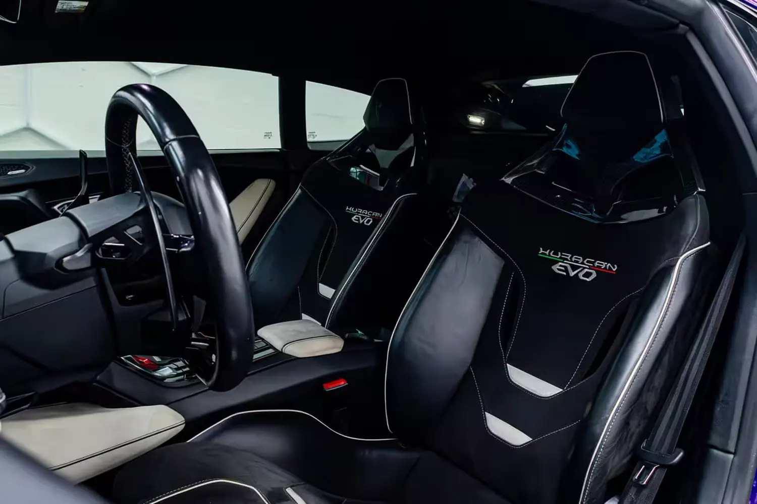 Lamborghini Huracán EVO sport seats with embroidered EVO logo