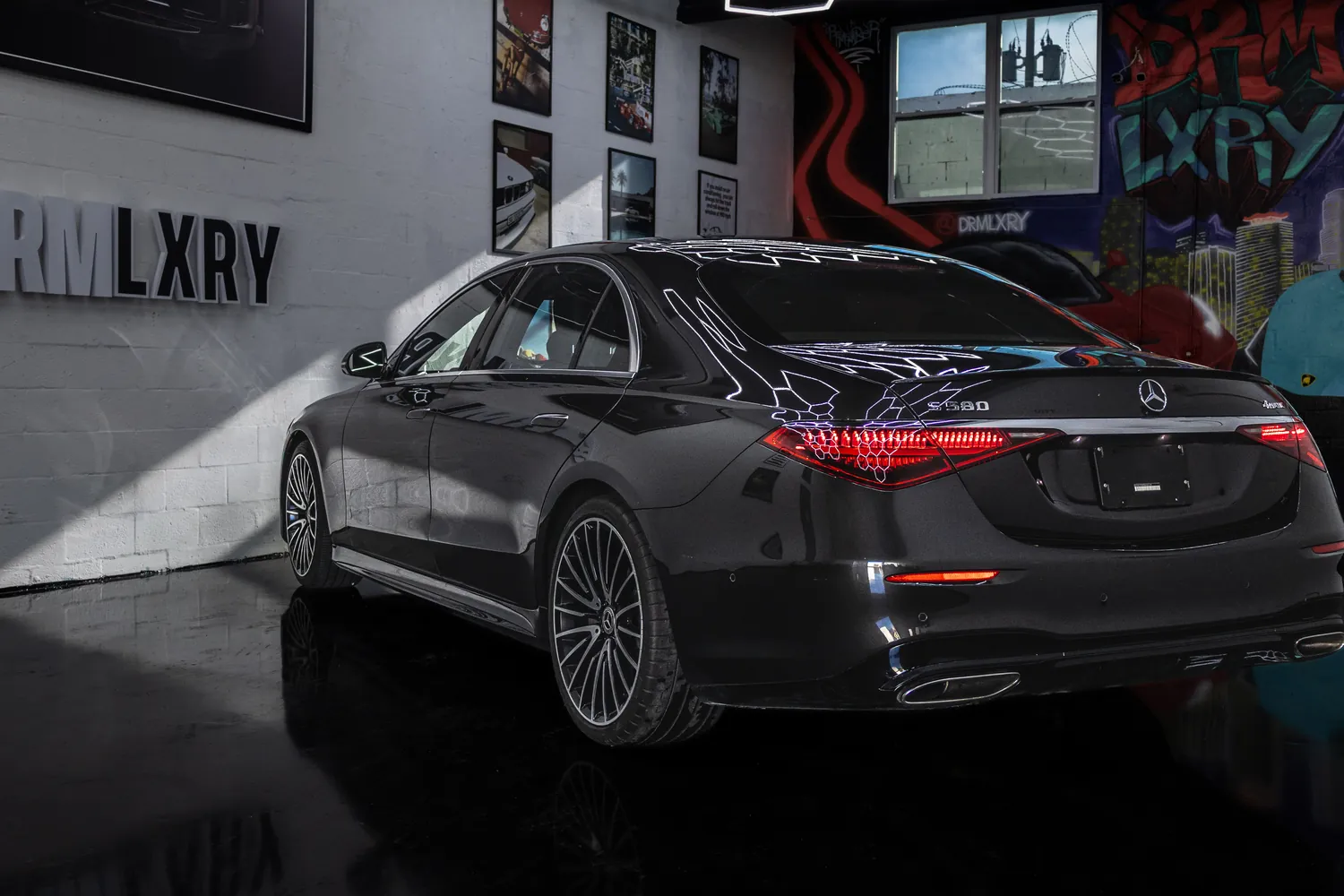 Black Mercedes-Benz S580, rear three-quarter view from the right