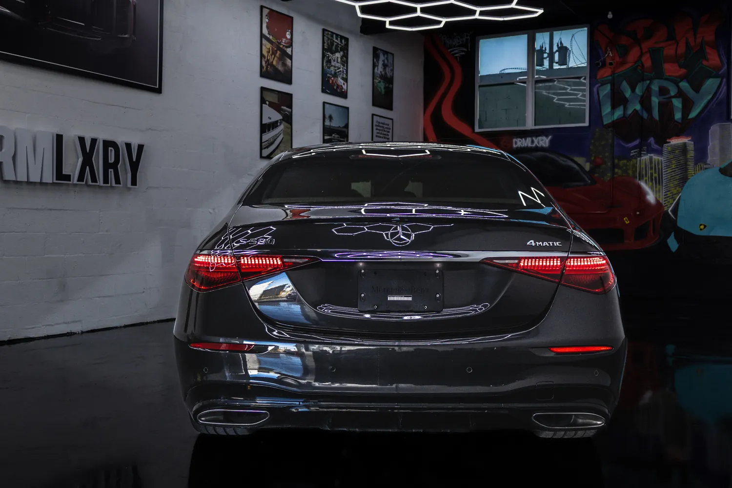 Rear view of the black Mercedes-Benz S580