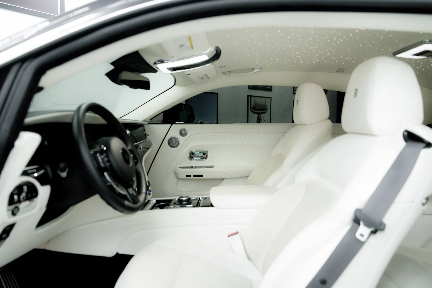 White leather front seats inside the Rolls-Royce Spectre