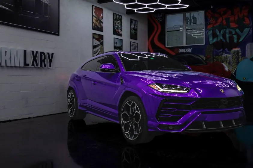 Purple Lamborghini Urus, front three-quarter view from the right with Y-shaped LED headlights